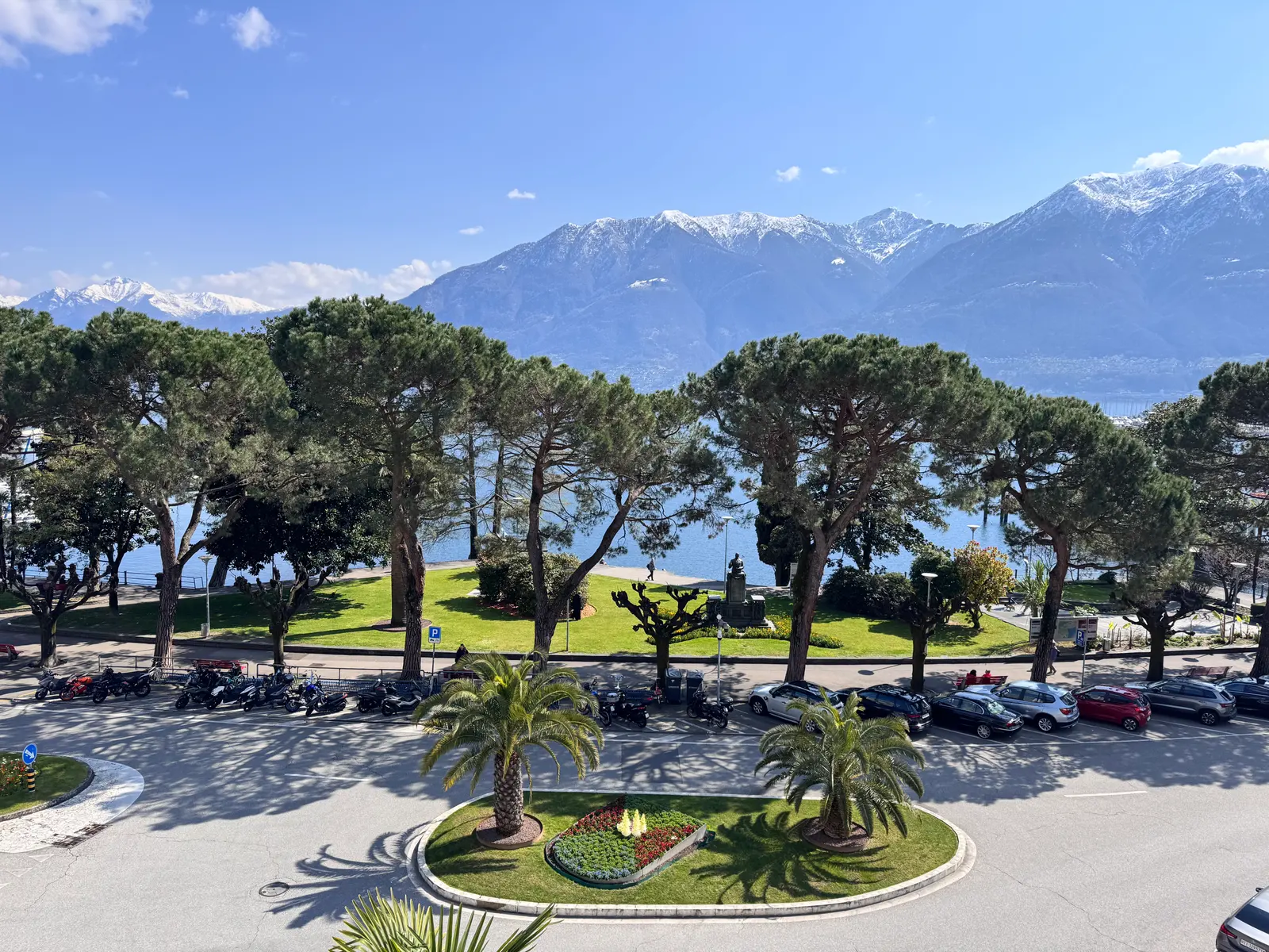 Vista su Lago Maggiore e montagne da Locarno